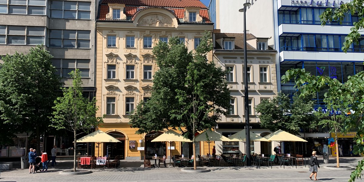 Здание с 14. века, современный интерьер в историческом центре Праги